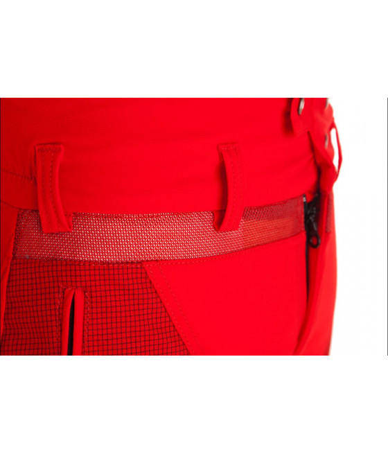 Gros plan sur le haut du pantalon, ceinture pour une parfaite ventilation