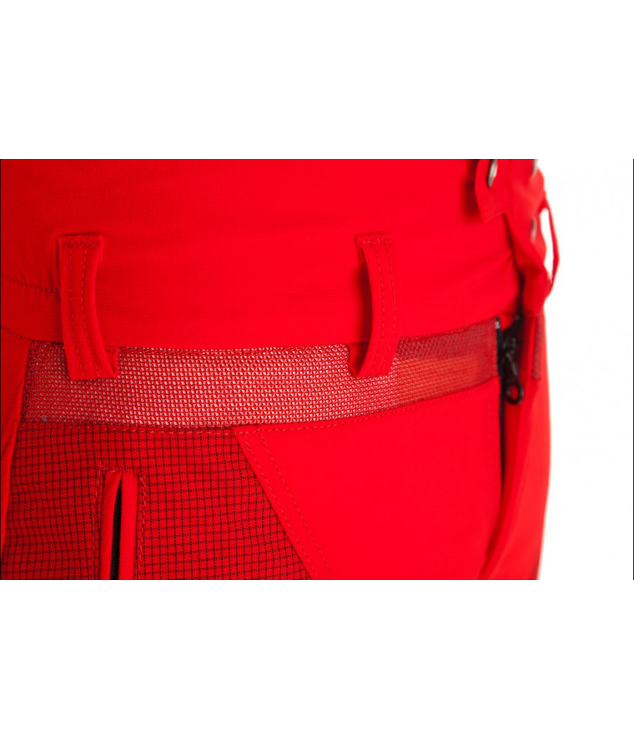 Gros plan sur le haut du pantalon, ceinture pour une parfaite ventilation