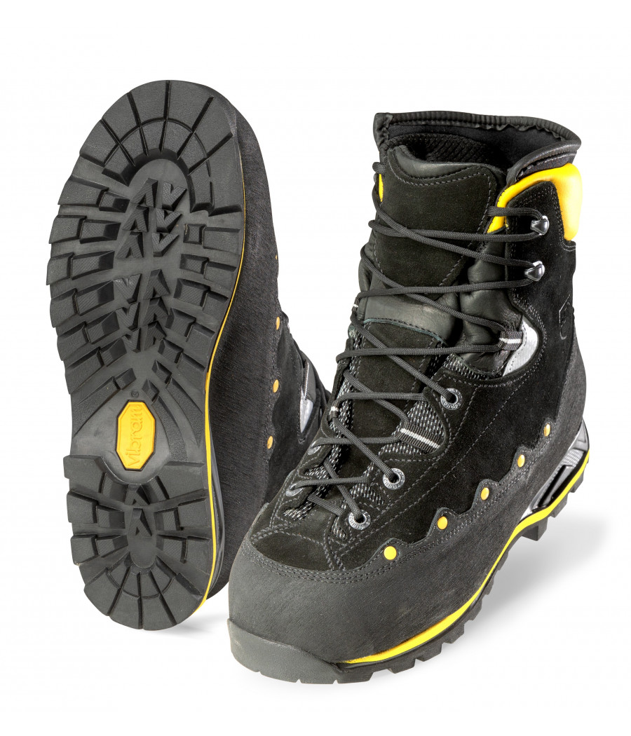 chaussures avec un large pare-pierre riveté à la matière extérieure, en cuir noir et avec une signalétique jaune fluo